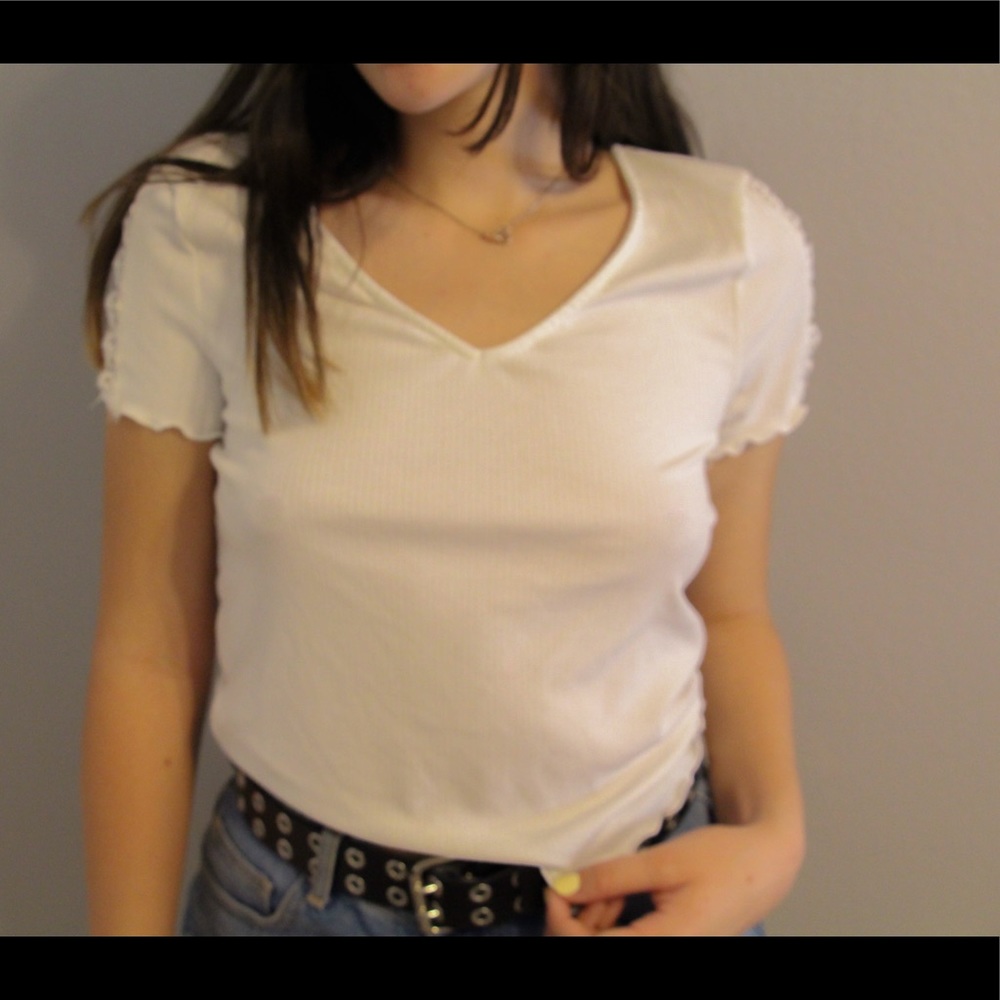 Plain white T-shirt lease sleeves